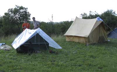 Разбивка палатки. В кадре - Юра и я. Желтая палатка справа - Ангар-бурун